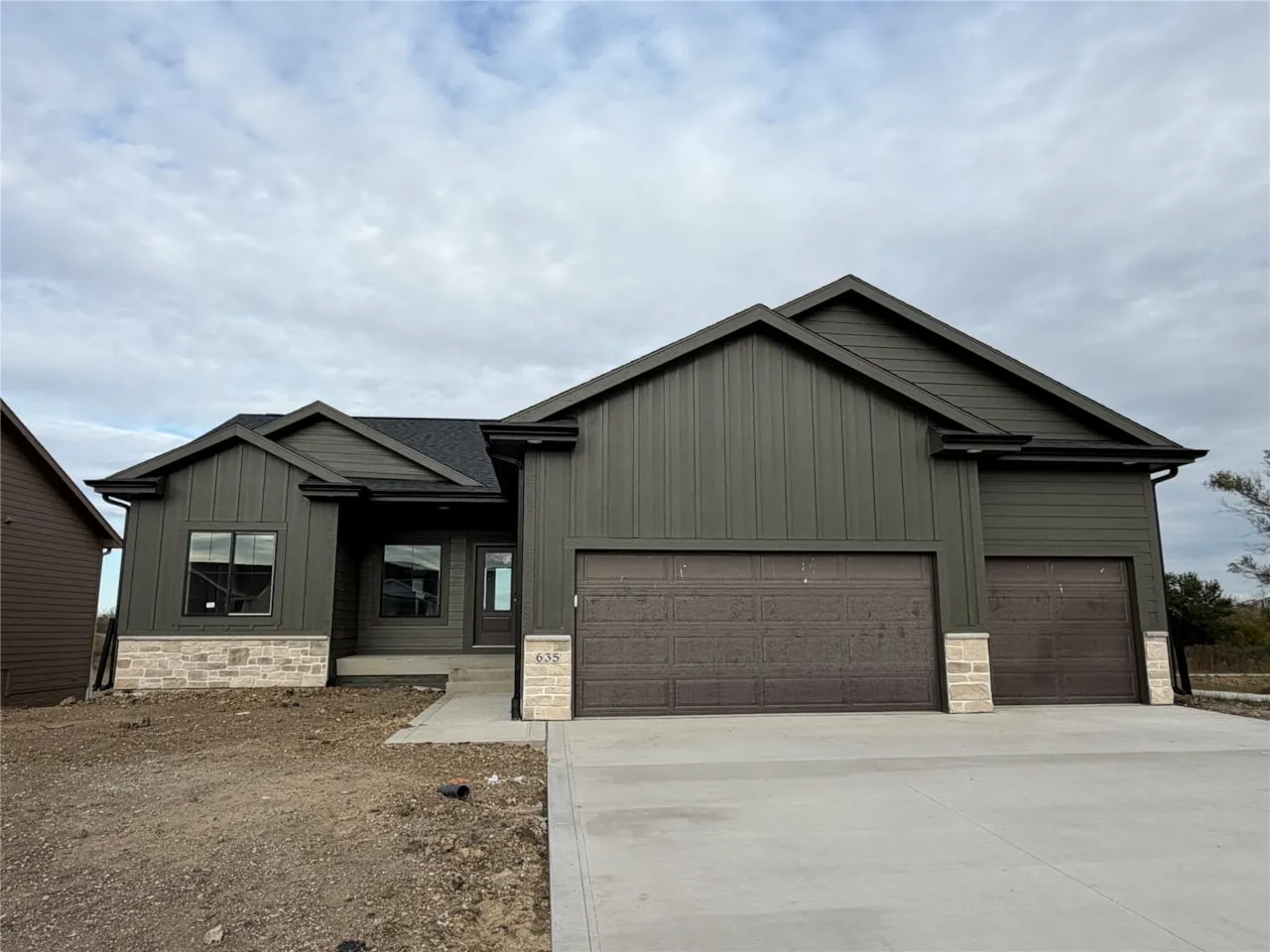 635 NW Rosemont Dr in Waukee, IA