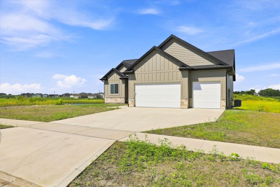 Available Homes and move in ready homes for sale at 4162 3rd Ave SE, Altoona, IA 50009
