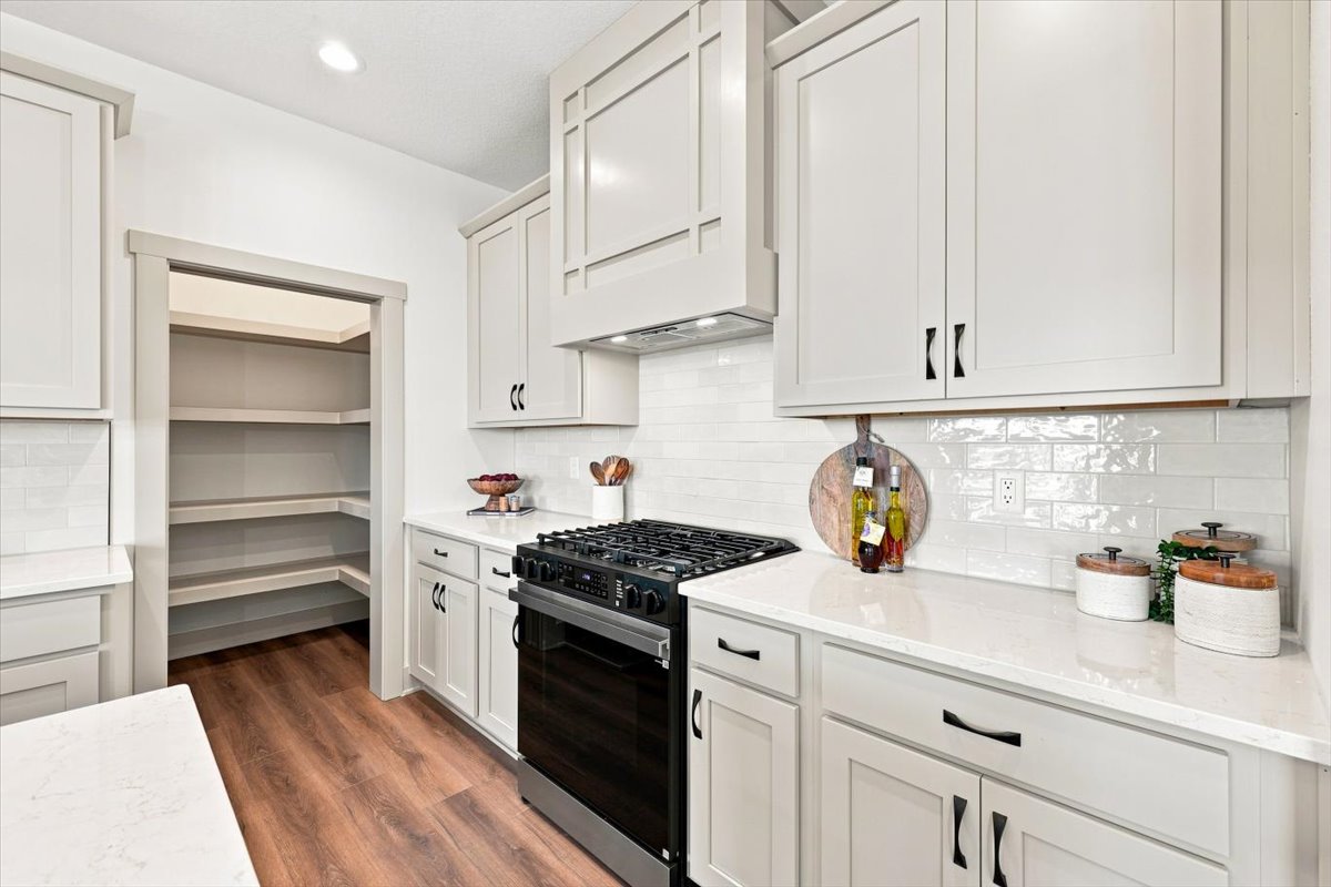 Available Homes and move in ready homes for sale at 4162 3rd Ave SE, Altoona, IA 50009