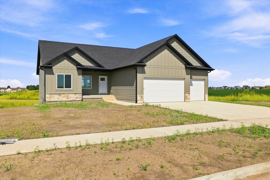 Available Homes and move in ready homes for sale at 4162 3rd Ave SE, Altoona, IA 50009