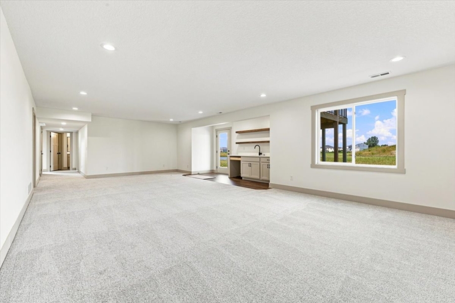 Available Homes and move in ready homes for sale at 4162 3rd Ave SE, Altoona, IA 50009