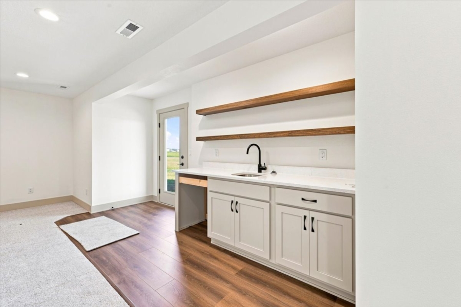 Available Homes and move in ready homes for sale at 4162 3rd Ave SE, Altoona, IA 50009